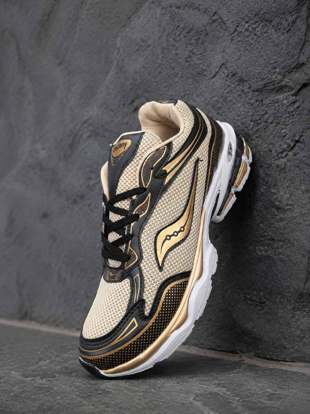 کفش کتانی ساکونی اسپرت مردانه رنگ شیری طلایی مدل (Saucony ProGrid) سبک و راحت