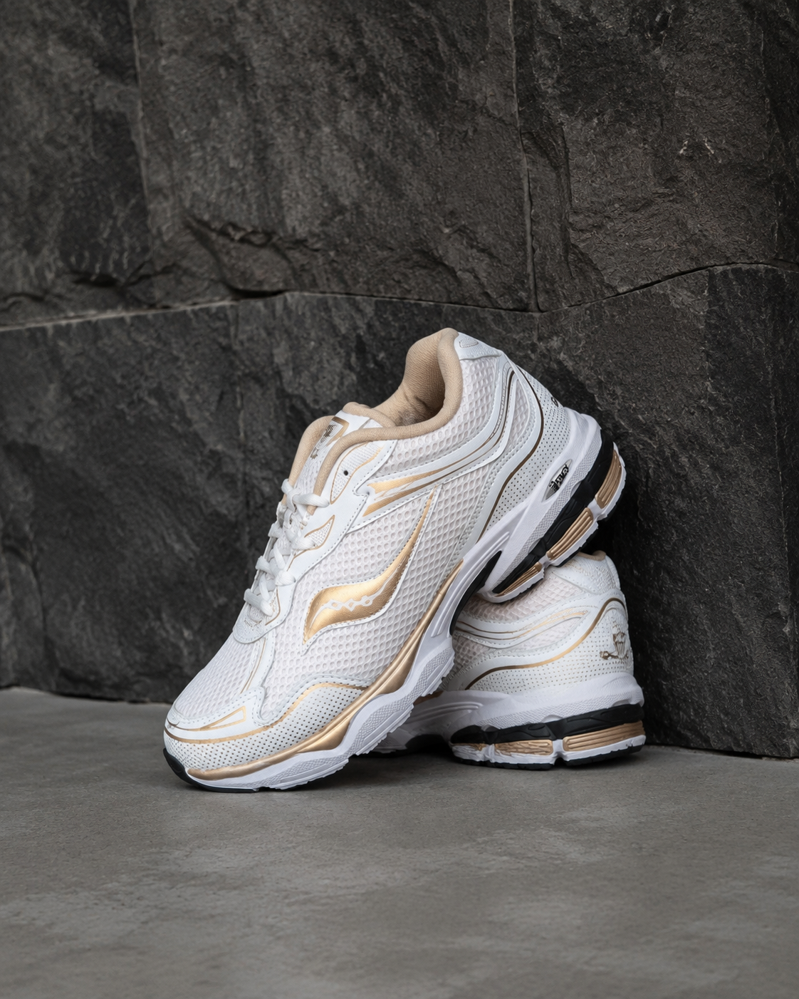 کفش کتانی ساکونی اسپرت مردانه رنگ سفید طلایی مدل (Saucony ProGrid) سبک و راحت
