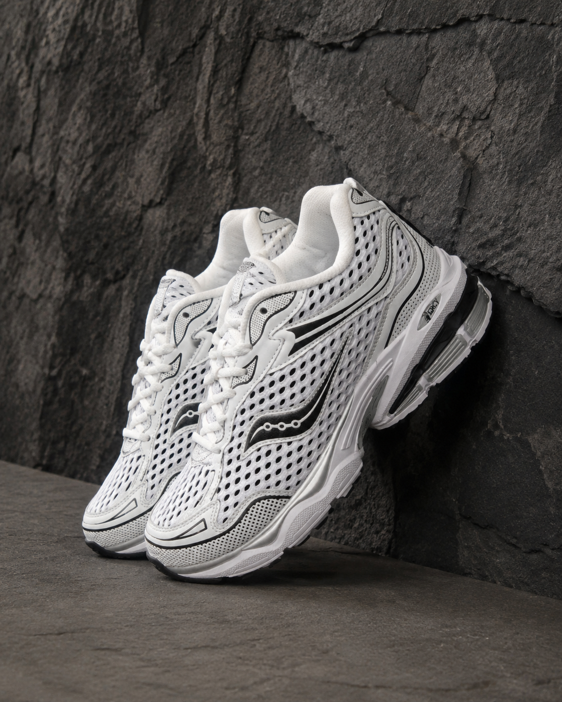 کفش کتانی ساکونی اسپرت مردانه رنگ سفید مشکی مدل (Saucony ProGrid) سبک و راحت