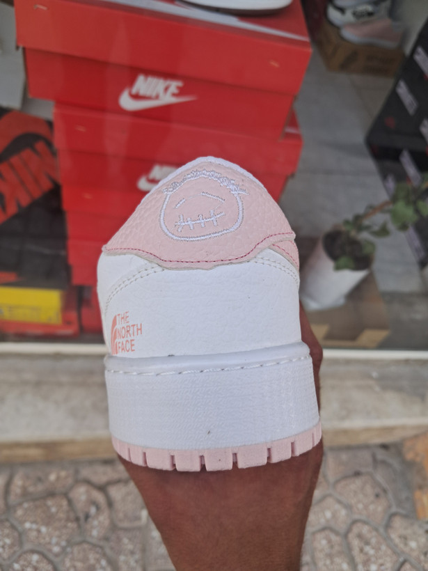 کتانی بسکتبال دخترانه نایک ایر جردن 1 طرح ترویس اسکات سفید صورتی