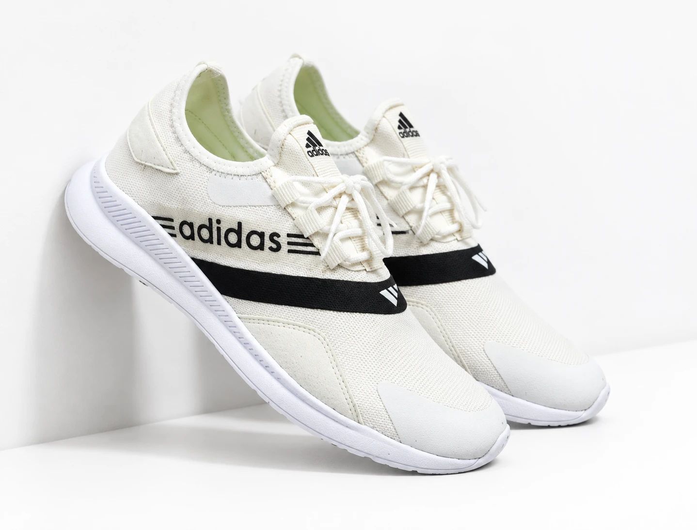 کتونی راحتی مردانه مدل Adidas  رنگ سفید( تو انبار مونده زرد شده)