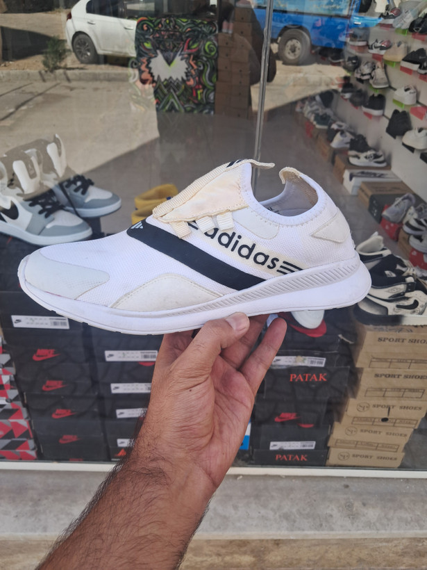 کتونی راحتی مردانه مدل Adidas رنگ سفید( تو انبار مونده زرد شده)