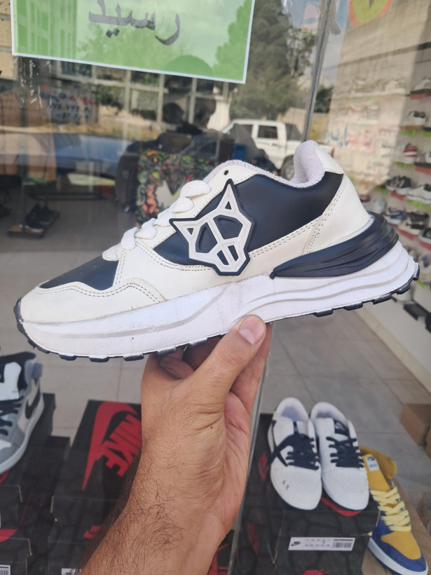کتونی دخترانه مدل نیکد ولف ( تو انبار مونده) یکم سیاه شده زیره